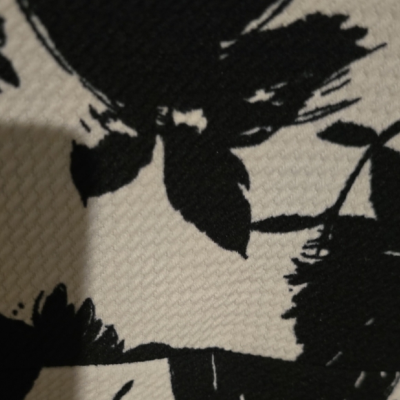 Gilli Black and White V-Neck A-Line Dress - Picture 3 of 5